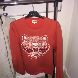 Kenzo tröja  - Kenzo tröja kostar 2200kr och har haft den i typ 1 månad och den är i storlek m och passar s också 