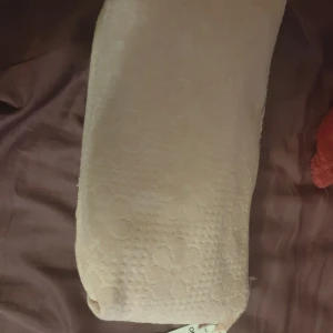 Gina tricot smink väska - Har köpt men vart inte nöjd med den så säljer den. Den är helt ny 199kr. Alldrig använd Skriv om ni vill ha mera bilder. 