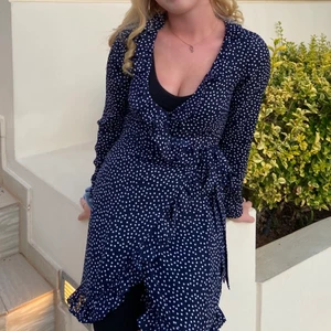 Somrig omlottklänning - Superfin omlottklänning som tyvärr blivit för liten. Använd några gånger, men väldigt fint skick. Sitter åt i midjan. Nypris: ca 399kr