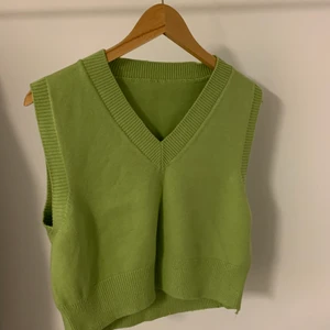 Cropped Stickad Väst  - Stickad väst croppad vid midjan, köpt från Shein, fint skick