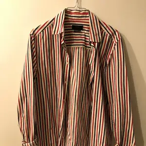 Nice ZARA man shirt. Blue, red and white. Comfortable to wear and fits great! Very good condition too, no holes