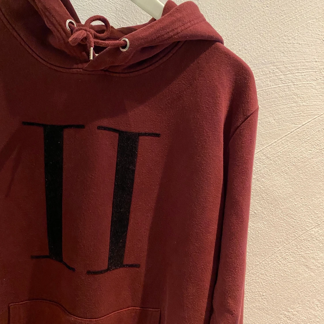 Vinröd hoodie från Les Deux - 90