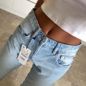 Jeans från zara i storlek 36 - Mid rise straight leg full length jeans från zara i storlek 36 i ljusblå 