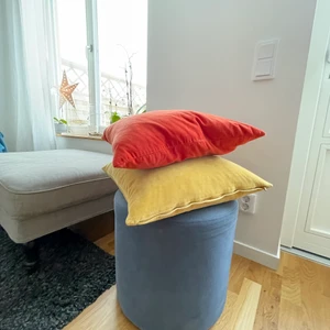 Sittpuff - Blå sittpuff. Inget att anmärka på. Höjd:40 cm. 