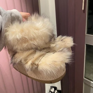 Boots från Zara - Säljer dessa oanvända vinterskor från Zara! Liknar modellen från moonboots. Supersnygga och unika 🤍 Nypris 899kr