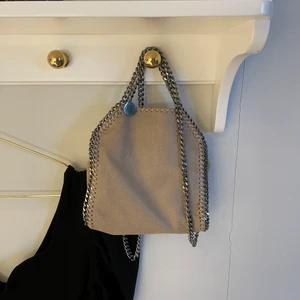 Stella McCartney Tiny falabella  - Intressekoll på min tiny falabella från stella mccartney i färgen ”shaggy deer butter cream”. Mycket sparsamt använd, inga defekter. Kvitto, äkthetsbevis och dustbag medföljer självklart.  Tar inte emot bud under 4500kr!💓💓💓