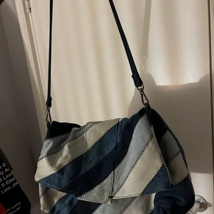 Jeansväska Zara - Säljer min jeansväska från Zara ! Jättebra skick!