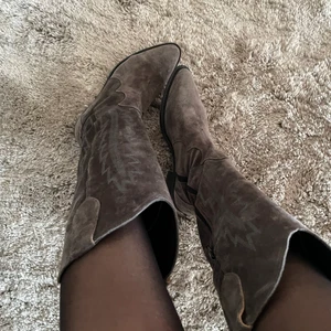 Cowboyboots  - Jättefina cowboyboots från alpe köpta från zalando, väldigt sparsamt använda så i super skick!! Nypris 1645kr❤️ 