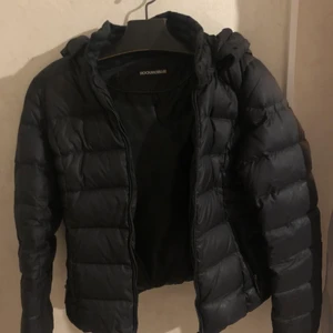 Rockandblue vinterjacka strl m - Vinterjackan är använd men i gott skick, i färgen svart och storlek m. Framhäver figuren jätte fint