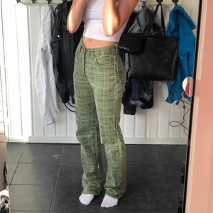 Jeans  - Intressekoll på min mammas gamla jeans från högstadiet. Skriv om nån är intresserad. Är 162 och byxorna är något långa för mig men funkar med skor på