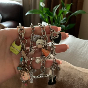 Juicy Couture armband  - 4 stycken Juicy Couture armband med berlocker. Blandat skick. De är ett par år gamla. Andra armbandet från höger med basebollen är limited edition från 2009 och det yttersta armbandet med gittaren är limited edition från 2010. Priset är för alla men önskar man bara köpa ett går det självklart. 