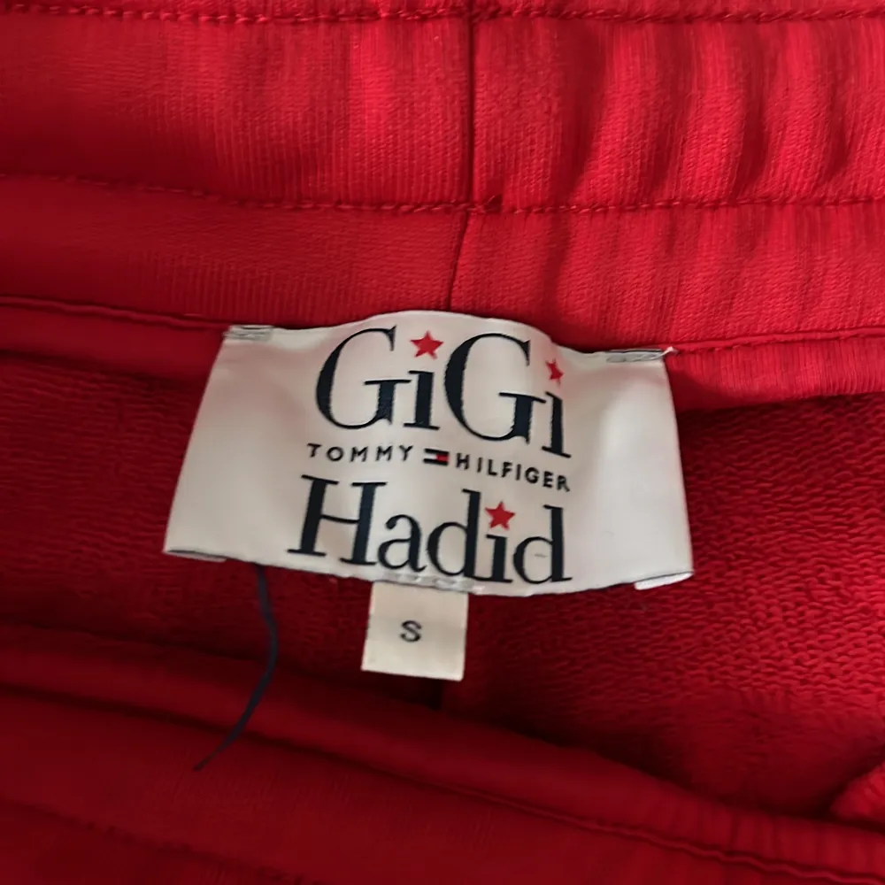 Röda byxor från Tommy Hilfiger, köpta för 1000kr helt oanvända men uppsydda! Jag är 157 lång! . Jeans & Byxor.