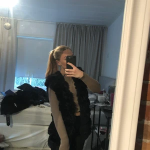 Pälsväst - Väst i fake päls. Är i storlek M/L men skulle nog säga att den är mer som en XS/S. Säljer pga att den inte längre kommer till användning. Minns ej vilket märke det är och vart den är köpt tyvärr🥰 säljer för 150kr + frakt❤️