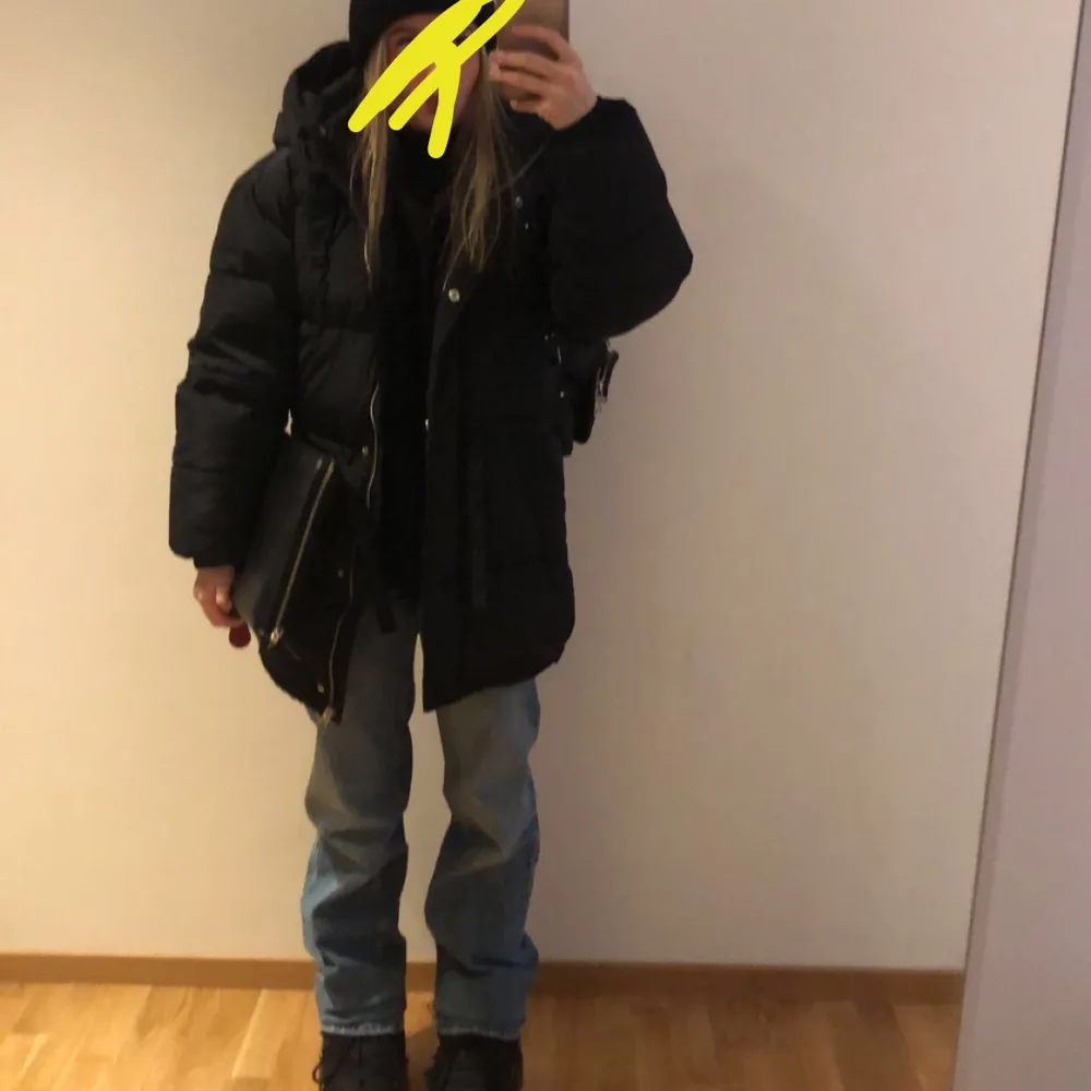 Superfina och sköna jeans från zalando. Använd ca 2ggr. Dom är i strl 34 men går bra att använda som 36 och 32. Frakt tillkommer❤️. Jeans & Byxor.