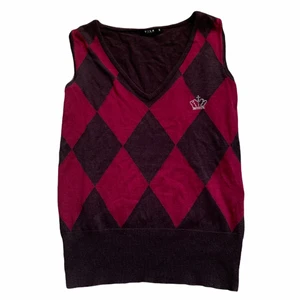 Rutig väst - Rutig väst med lite strass! Bra skick! Går att ha på olika sätt, antingen med T-shirt under eller så jag har på andra bilden:)