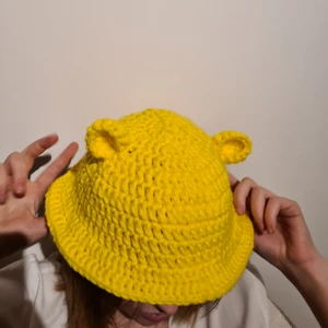 Virkad buskethat  - Handgord buckethat inspirerad av care bears. Flera bilder kan skicka vid önskan