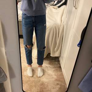 Jeans från H&M stl 152 men passar XS. Köparen står för frakt, betalning sker via Swish🤍100kr+frakt 