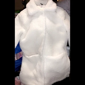 Pälsjacka  - Pälsjacka/kappa i strl xs men passar S likabra. Skön, varm och figursydd. Kappan har stabila metal knappar som man stänger kappan med. Tyvärr finns det lite lite fläck av puder på insidan av kragen (synns knappt) men går att torka av med en våt trasa. Säljes billigt. Jackan är i övrigt i fint skick! Inte äkta päls!