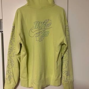 Nike hoodie stroke M - Storlek M, väldigt stor i storleken, känns som en L men den är väldigt bekväm och skön! Använd väldigt få gånger.
