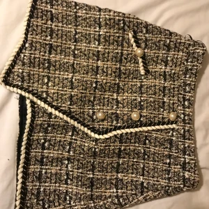 Elegant kjol - Jätte söt, Classy kjol från Nelly i strl S, aldrig använd för den passar inte därav jag säljer de. Har en stängning med dragkedja och är även mid längd. Skriv för fler bilder!