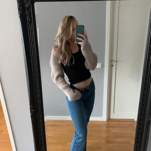 Bolero H&M  - Beige bolero från H&M. Knappt använd. Säljer då den inte kommer till användning 