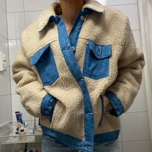 Teddy jeans jacka  - Teddy / jeans jacka i strl M. Som ny!!! Väldigt skön & bekväm♥️