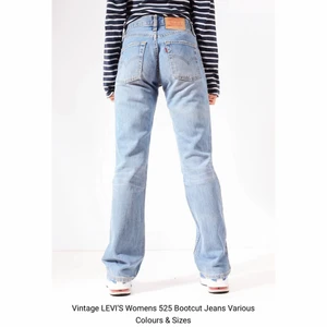 Levis jeans - Levis jeans i modellen 525 bootcut med låg midja. Köpta i london på Brag Vintage i storlek w 28 men ganska små då dem är för små för mig som vanligtvis är 28 och skulle säga att dem passar en w 26-27. Är inte i färgen på bilden utan den inringade färgen på andra bilden! BUD:430 (lägger upp igen pga oseriös köpare)