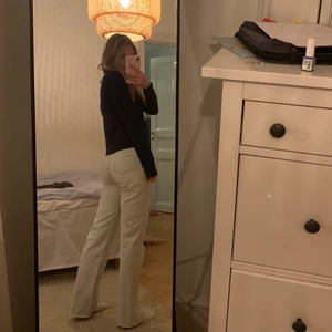 Weekday jeans - Modellen row, jag är 170 cm lång, frakt tillkommer 💕 det är i storlek 25,32 men är avklippta nån cm för att de va lite långa på mig.