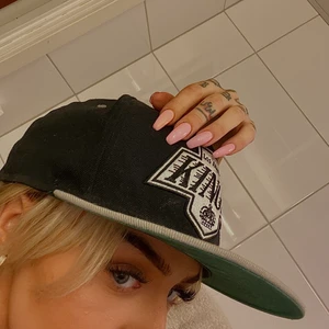 Los Angeles Kings Keps - LA kings keps, svart mörkgrå med mörkgrön undersida ♥️ 