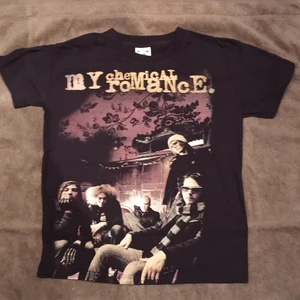 MCR Tisha - Snygg minitee med My Chemical Romance tryck! Budgivning avslutas idag 15/12 klockan 18! Högsta bud just nu: 130 kr 💞