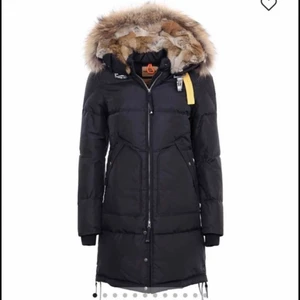 Parajumper  - Säljer min parajumper longbear storlek m (funkar även på S då jag själv är s). Inget fel på den alls, nyskick samt att jag har bytt ut pälsen för 2000 kr.  Säljer den för 5000, finns i Malmö 