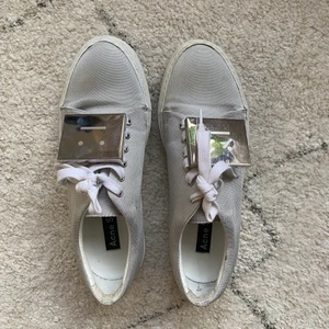 Acne sneakers - Silvriga acne sneakers, fint skick förutom att dom är lite smutsiga på vissa ställen vilket går att fixa. Skriv för fler frågor!✨
