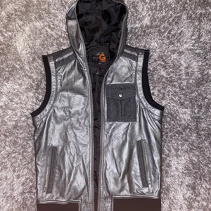 Guess silvrig skinn väst - guess silvrig skinn väst