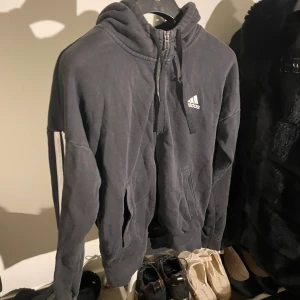 Adidas kofta  - Använt några gånger men den är som ny fortfarande. 