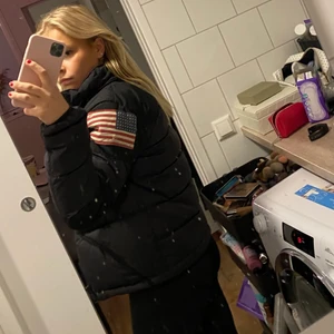 Ralph Lauren vinterjacka  - Säljer denna sjukt snygga och jättevarma jackan från Ralph Lauren, inköpt på Sellpy för 700kr. Märks inte att den är använd❤️ finns en stor luva till!