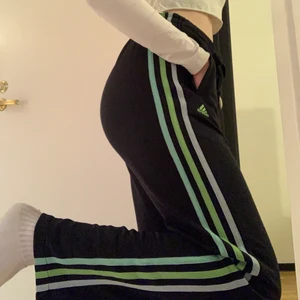 Adidas byxor  - Säljer mina adidas byxor då de inte kommer till användning längre. Super stretchiga och sköna och är i bra skick! Dessa är storlek XS men skulle säga att det passar både XS och S då de är stretchiga. Frakt tillkommer☺️ Vid intresse/frågor, tveka inte att kontakta mig!🤩✨