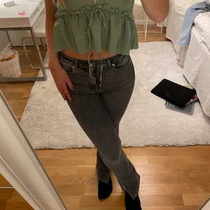 Gråa jeans med slits - Inga defekter så fina men får ingen användning för dom. Jag är 175 går över hälen och formar rumpis sjukt snyggt. Sista bilden är den rätta färgen ljuset blev konstigt 