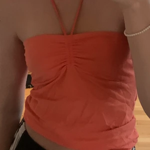 Topp - Snygg topp som knyts runt halsen, köpt second hand typ aldrig använd 