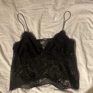 Topp - Fest linne i spets med extra tyg över brösten så det ska täcka mer. Fint spetsmönster med smala axelband. Super fin men kommer inte längre till användning 