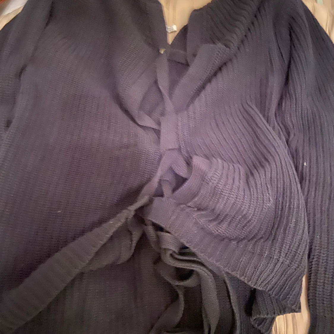 Svart tröja med snörning i ryggen  - 90