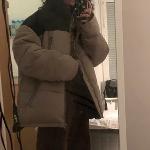 SWEET SKTBS JACKA , JUNKYARD - sktbs jacka från junkyard! ordinariepris: 1299kr ⛄️ säljer på grund av fel storlek (: betalning kan ske över swish ! 