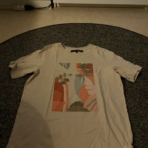 En beige t-shirt - Jag säljer denna Beiga T-shirts och den är använd 3ggr. 