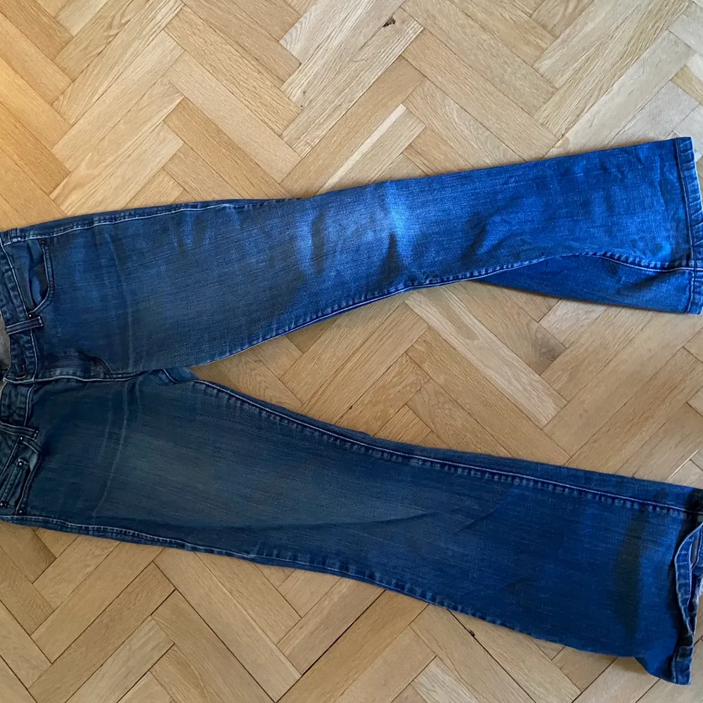 Säljer dessa levis jeans som är köpta vintage i Paris. Passar mig som är en 36/S men dom är lite för korta då jag är 172cm. Lågmidjade och lite vidare ben. Innre benlängd är ca 73cm och midjemåttet är ca 38,5cm. Köp direkt för 550kr. Jeans & Byxor.