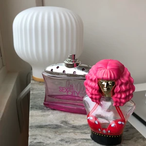 Parfym - 💘Nicki Minaj Minajesty: Doftnoter: persika, citronblomma, röda vinbär, magnolia, rosa jasmin, tigerorkidé, vanilj & vit mysk. 650 kr originalpris, säljer min halvfulla parfym för 25kr. 🛍Sex In The City Love: Den är inspirerad av Carrie Bradshaw (Sarah Jessica Parker) från den berömda serien Sex and the City. Parfymen har en sensuell och feminin doft. Finns ej kvar att köpa någonstans. Säljer min 1/3 fulla parfym för 25kr.