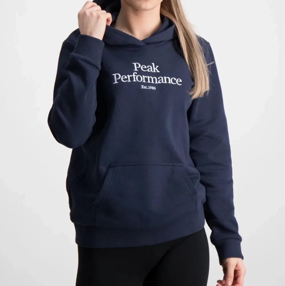 Mörkblå peak preformance hoodie! Orginalpris 649 kr och säljer för 400 kr ❤️‍🔥. Hoodies.