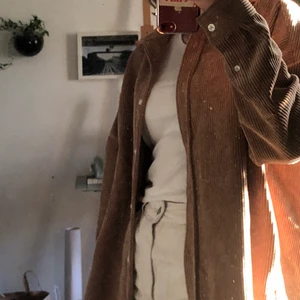 brun manchester skjorta  - En oversized brun manchesterskjorta från Asos, helt i nyskick ! säljs pga att jag inte använder den längre, köparen står för frakt! Så här stor är den på mig och jag är 170 