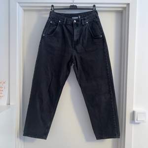 Svarta jeans från Weekday, modellen heter Frame Pleat Denim Trousers. Ganska high waisted. Säljer pga att de inte passar mig längre storleksmässigt. Strl 28. Köparen står för frakten annars kan jag mötas upp i Göteborg! 💕✨