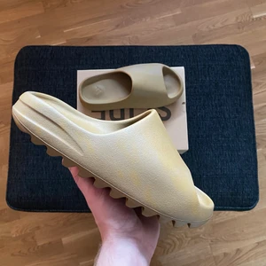 adidas Yeezy Slide Ochre - Adidas Yeezy Slide Ochre                                                      Size 43 | US 9                                                                        Helt nya                                                                              Köpta på Adidas