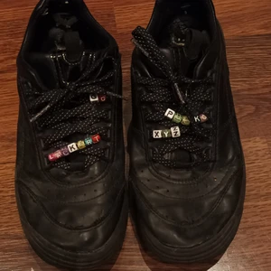 Sneakers, platå - Svarta sneakers med platå, har reflex-skonören med pärlor på som jag såklart kan ta av om det inte är din smak (jag satte dit båda) 💋 väl använda dvs priset