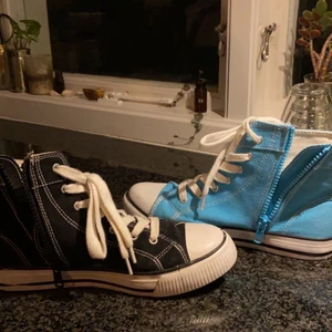 Tygskor - Finns självklart två blåa och två svarta men den är samma sko i olika färger bara! De svarta är mer sliten men personligen tycker jag inte att det gör något. De blåa see typ ut som nya. Älskar dragkedjan på insidan dock! 70kr styck och frakten är 66 men om man köper båda blir det 99 :) Skriv om du vill ha fler bilder eller om du har någon fråga! Vill helst mötas upp i Linköping men går inte det står köparen för frakt :)